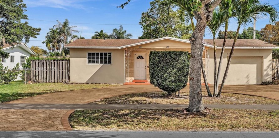 House in Hollywood, Florida 3 bedrooms, 125.51 sq.m. № 2037903