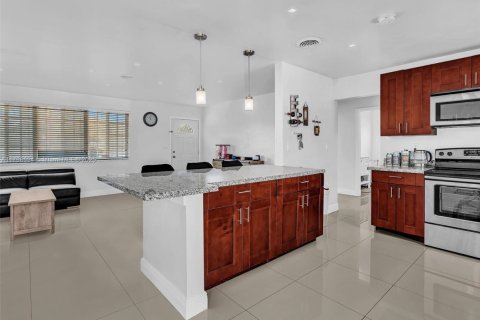 House in Hollywood, Florida 3 bedrooms, 125.51 sq.m. № 2037903 - photo 16