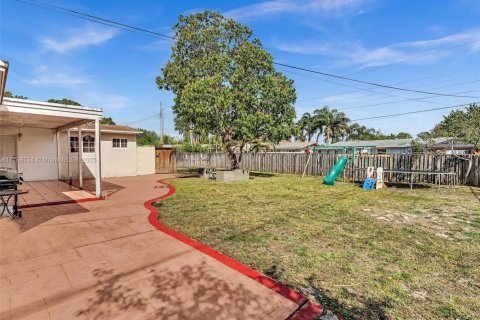 House in Hollywood, Florida 3 bedrooms, 125.51 sq.m. № 2037903 - photo 24