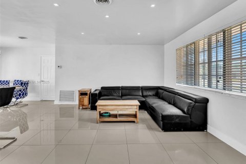 House in Hollywood, Florida 3 bedrooms, 125.51 sq.m. № 2037903 - photo 6