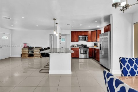 House in Hollywood, Florida 3 bedrooms, 125.51 sq.m. № 2037903 - photo 10