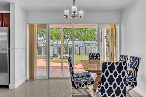 House in Hollywood, Florida 3 bedrooms, 125.51 sq.m. № 2037903 - photo 12