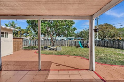 House in Hollywood, Florida 3 bedrooms, 125.51 sq.m. № 2037903 - photo 23