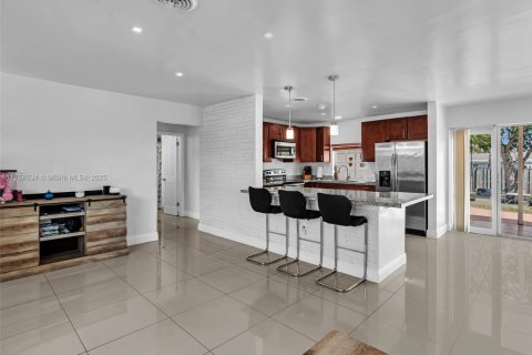 House in Hollywood, Florida 3 bedrooms, 125.51 sq.m. № 2037903 - photo 8