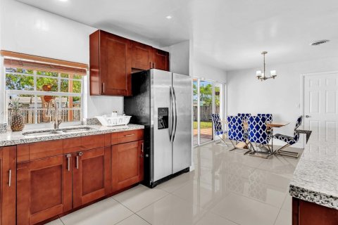 House in Hollywood, Florida 3 bedrooms, 125.51 sq.m. № 2037903 - photo 20