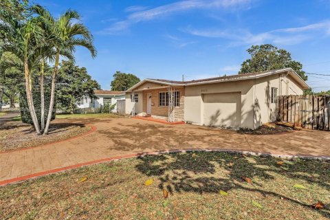 House in Hollywood, Florida 3 bedrooms, 125.51 sq.m. № 2037903 - photo 3