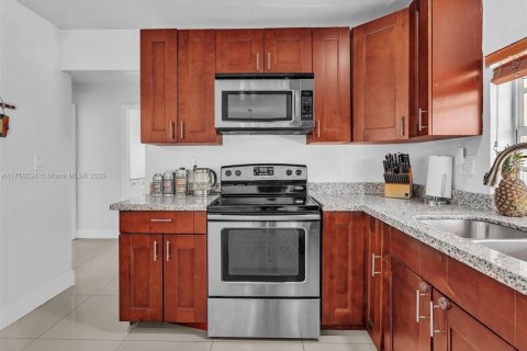 House in Hollywood, Florida 3 bedrooms, 125.51 sq.m. № 2037903 - photo 21