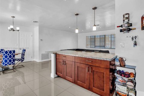 House in Hollywood, Florida 3 bedrooms, 125.51 sq.m. № 2037903 - photo 18