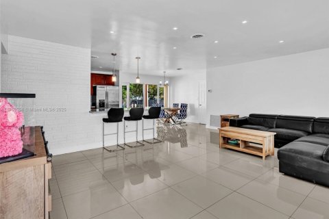 House in Hollywood, Florida 3 bedrooms, 125.51 sq.m. № 2037903 - photo 5