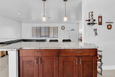 House in Hollywood, Florida 3 bedrooms, 125.51 sq.m. № 2037903 - photo 17