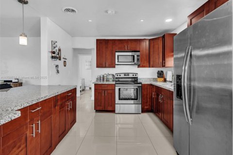 House in Hollywood, Florida 3 bedrooms, 125.51 sq.m. № 2037903 - photo 15