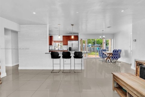 House in Hollywood, Florida 3 bedrooms, 125.51 sq.m. № 2037903 - photo 7