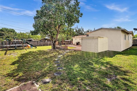 House in Hollywood, Florida 3 bedrooms, 125.51 sq.m. № 2037903 - photo 28