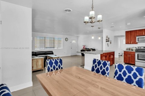 House in Hollywood, Florida 3 bedrooms, 125.51 sq.m. № 2037903 - photo 14