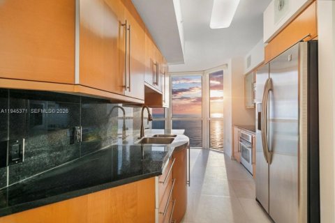 Condo in Miami Beach, Florida, 3 bedrooms  № 2005025 - photo 12