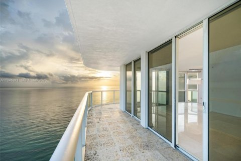 Condo in Miami Beach, Florida, 3 bedrooms  № 2005025 - photo 27