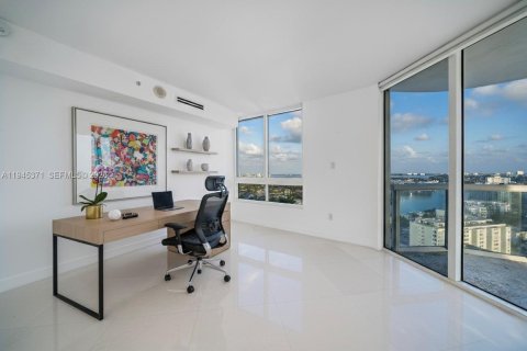 Condo in Miami Beach, Florida, 3 bedrooms  № 2005025 - photo 10