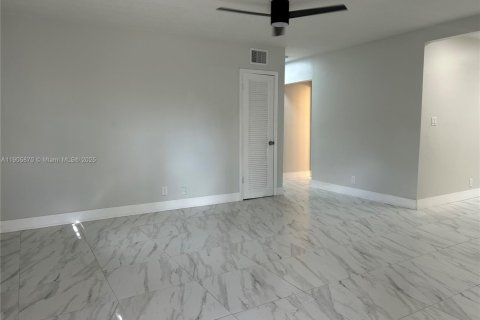 Casa en alquiler en Hollywood, Florida, 3 dormitorios, 124.49 m2 № 2012280 - foto 5