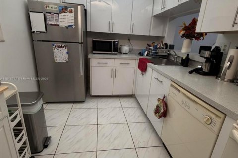 Condo in Miami, Florida, 2 bedrooms  № 1972045 - photo 13