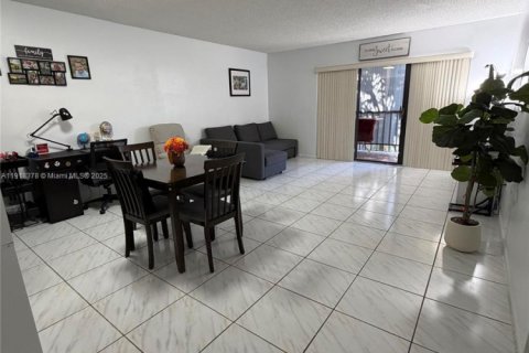 Condo in Miami, Florida, 2 bedrooms  № 1972045 - photo 14