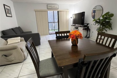 Condo in Miami, Florida, 2 bedrooms  № 1972045 - photo 15