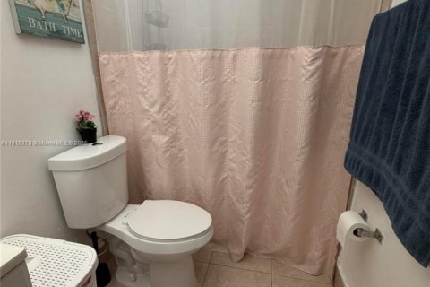 Condo in Miami, Florida, 2 bedrooms  № 1972045 - photo 4