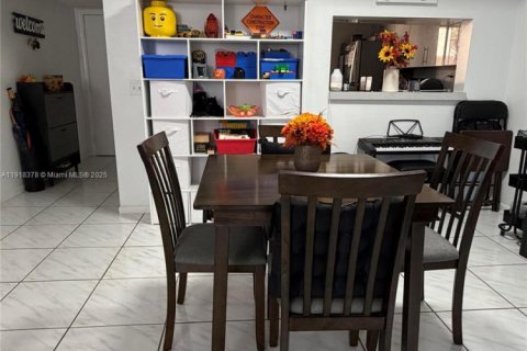 Condo in Miami, Florida, 2 bedrooms  № 1972045 - photo 12