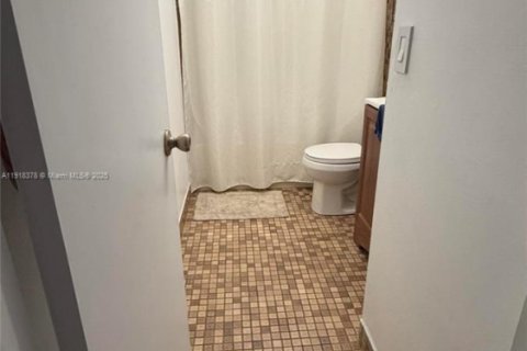Condo in Miami, Florida, 2 bedrooms  № 1972045 - photo 11
