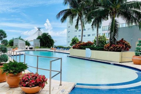 Condominio en alquiler en Miami, Florida, 2 dormitorios, 111.76 m2 № 2059751 - foto 13