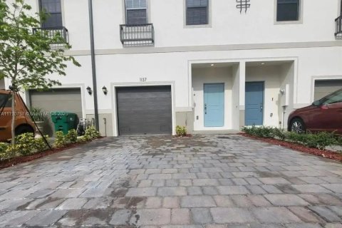 Townhouse in Florida City, Florida 3 bedrooms, 131.74 sq.m. № 1985074 - photo 1