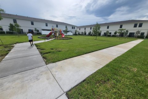 Townhouse in Florida City, Florida 3 bedrooms, 131.74 sq.m. № 1985074 - photo 7