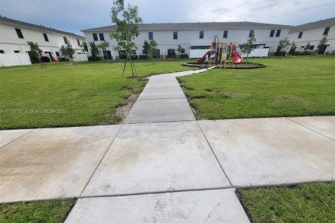 Townhouse in Florida City, Florida 3 bedrooms, 131.74 sq.m. № 1985074 - photo 8