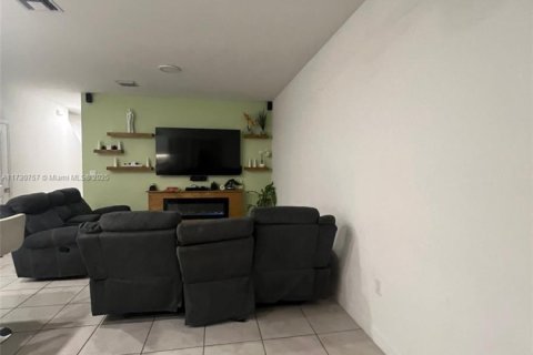 Townhouse in Florida City, Florida 3 bedrooms, 131.74 sq.m. № 1985074 - photo 15