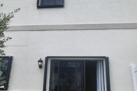 Townhouse in Florida City, Florida 3 bedrooms, 131.74 sq.m. № 1985074 - photo 4