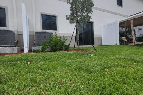 Townhouse in Florida City, Florida 3 bedrooms, 131.74 sq.m. № 1985074 - photo 3