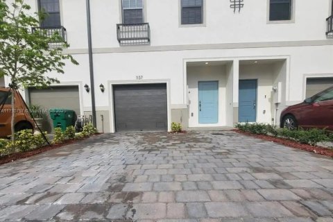 Townhouse in Florida City, Florida 3 bedrooms, 131.74 sq.m. № 1985074 - photo 2