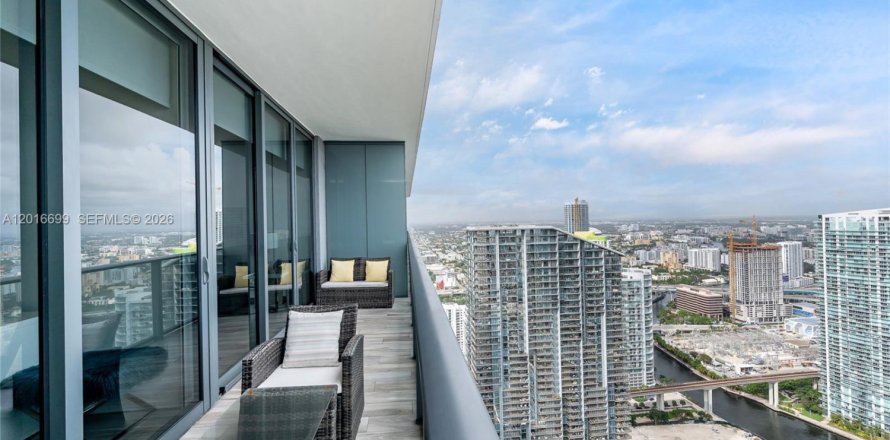 Condominio en Miami, Florida, 1 dormitorio  № 2085961