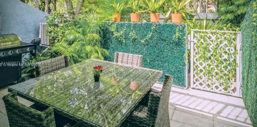 Estudio en el Condominio en Key Biscayne, Florida  № 1999707