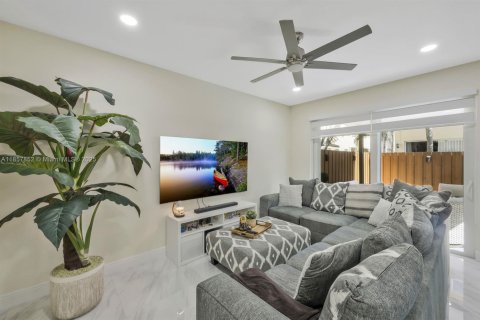 Townhouse in Miami, Florida 4 bedrooms, 176.42 sq.m. № 1882148 - photo 18