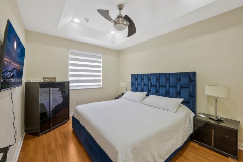 Townhouse in Miami, Florida 4 bedrooms, 176.42 sq.m. № 1882148 - photo 15