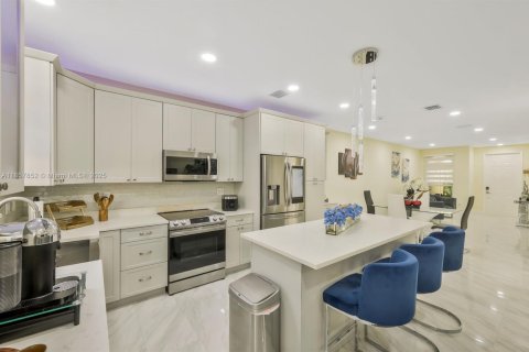 Townhouse in Miami, Florida 4 bedrooms, 176.42 sq.m. № 1882148 - photo 6