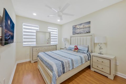 Townhouse in Miami, Florida 4 bedrooms, 176.42 sq.m. № 1882148 - photo 13