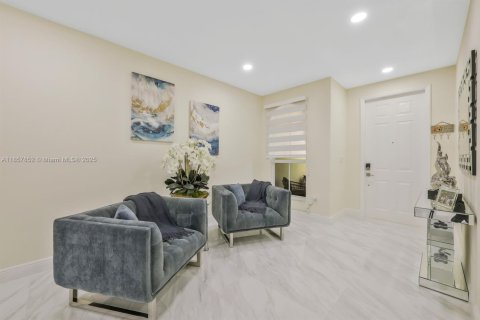 Townhouse in Miami, Florida 4 bedrooms, 176.42 sq.m. № 1882148 - photo 3
