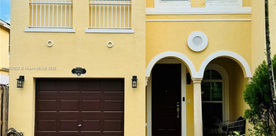 Townhouse in Miami, Florida 4 bedrooms, 176.42 sq.m. № 1882148