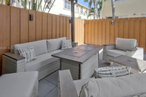 Townhouse in Miami, Florida 4 bedrooms, 176.42 sq.m. № 1882148 - photo 20