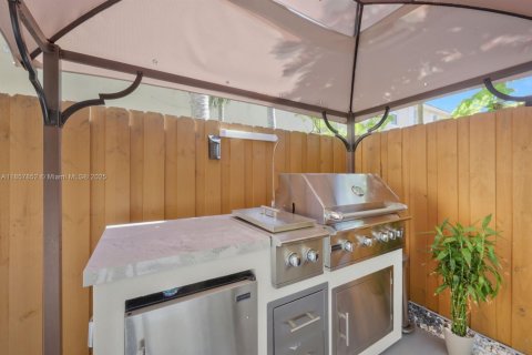 Townhouse in Miami, Florida 4 bedrooms, 176.42 sq.m. № 1882148 - photo 22