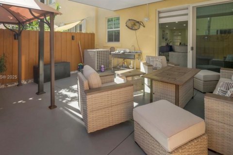 Townhouse in Miami, Florida 4 bedrooms, 176.42 sq.m. № 1882148 - photo 23