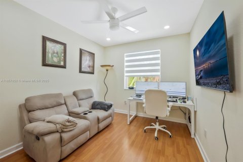 Townhouse in Miami, Florida 4 bedrooms, 176.42 sq.m. № 1882148 - photo 17