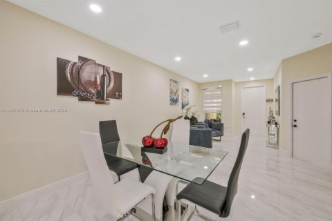 Townhouse in Miami, Florida 4 bedrooms, 176.42 sq.m. № 1882148 - photo 9
