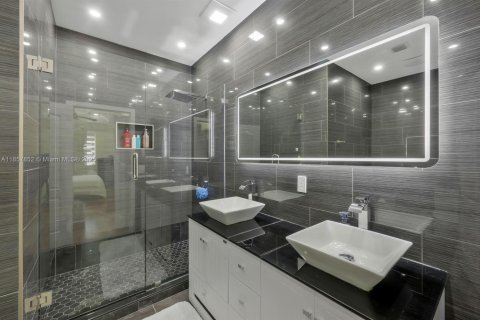 Townhouse in Miami, Florida 4 bedrooms, 176.42 sq.m. № 1882148 - photo 11